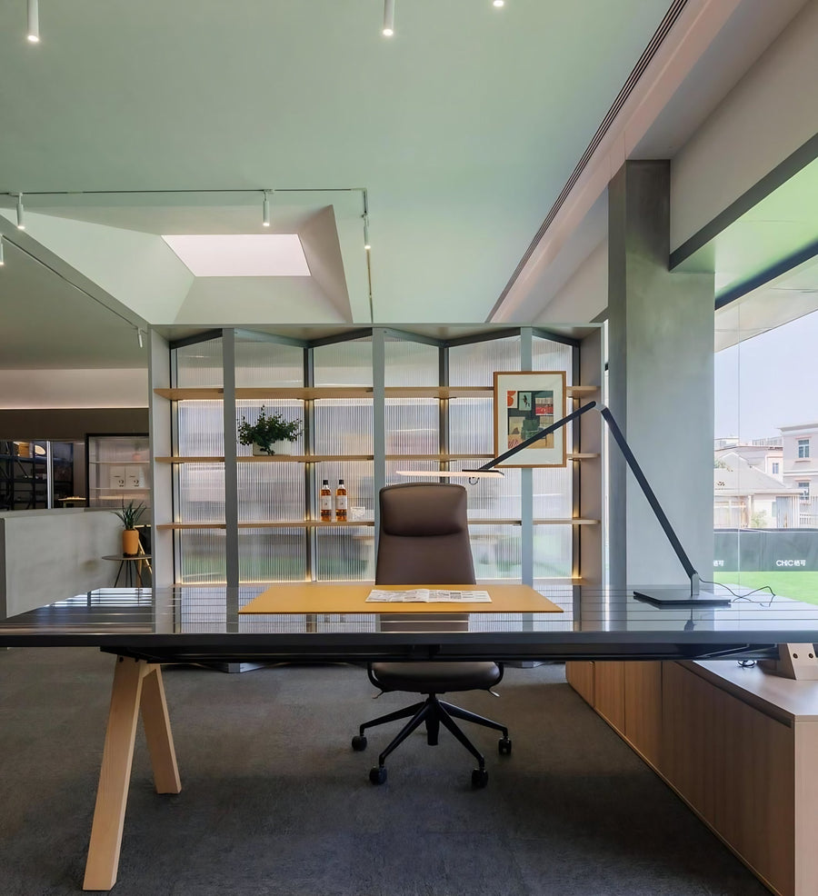 MATSU CHIC Breeze — Executive Table