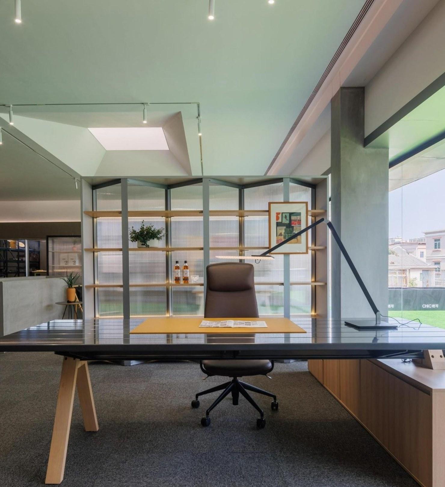MATSU CHIC Breeze — Executive Table