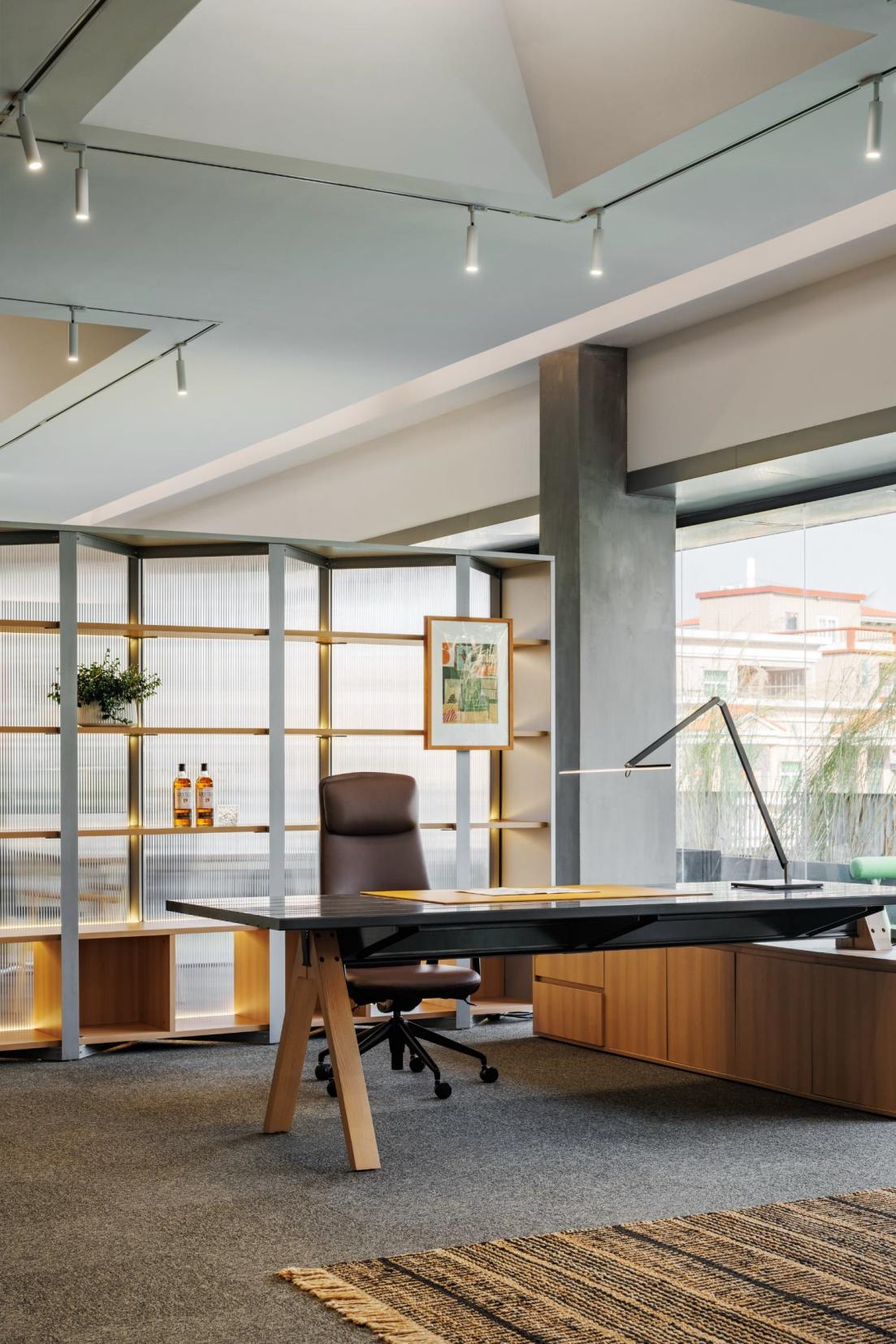 MATSU CHIC Breeze — Executive Table